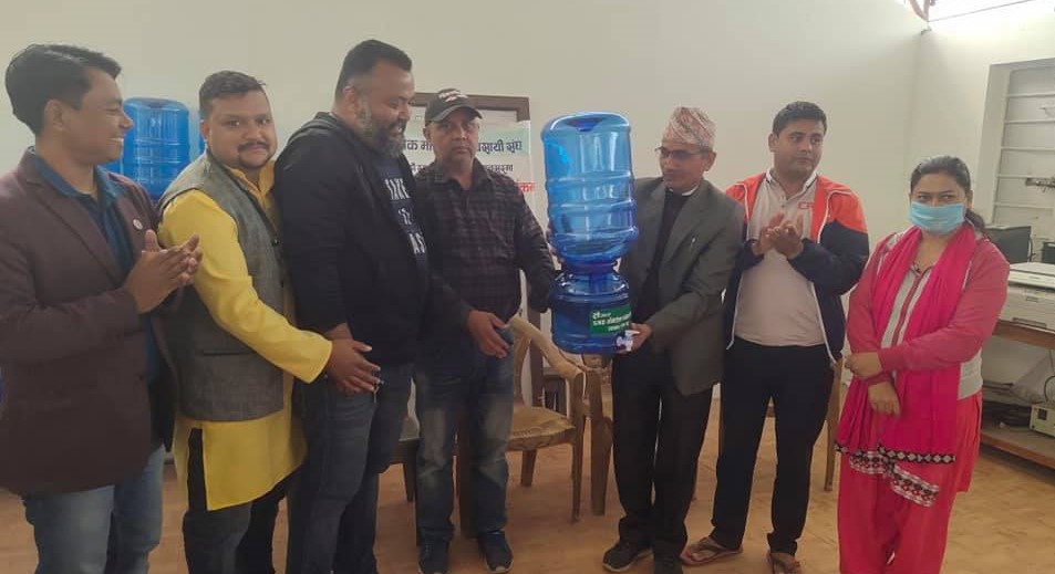 विद्यालयलाई खानेपानीको जार प्रदान